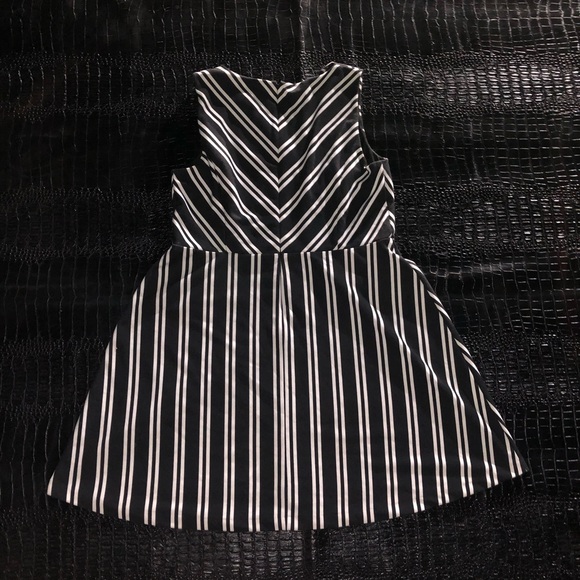 {Elle}Black White Striped Scalloped Neckline Dress - Picture 2 of 4